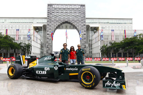 Trulli y Kovalainen posan junto al T128 y una invitada en Putrajaya