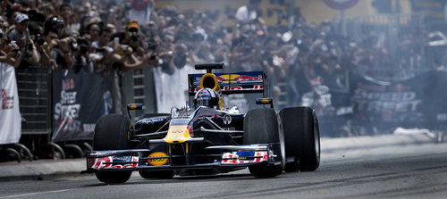 Coulthard en las calles de Kuala Lumpur 2011