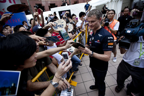 Coulthard firmó cientos de autógrafos en Singapur