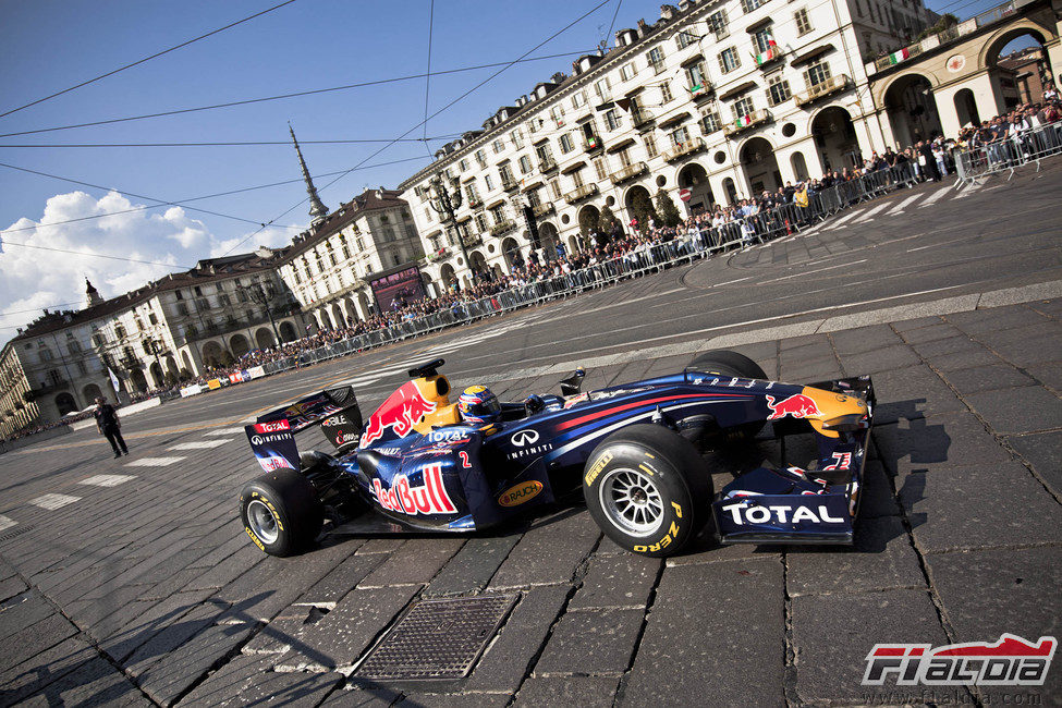 Mark Webber con el RB5 de exhibición en Turín