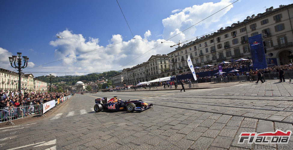 Mucha gente en las calles de Turín para ver a Webber y Alguersuari