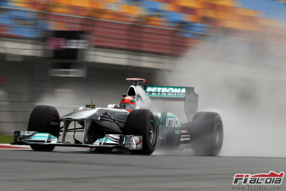 Schumacher levanta spray durante los primeros libres en Turquía 2011