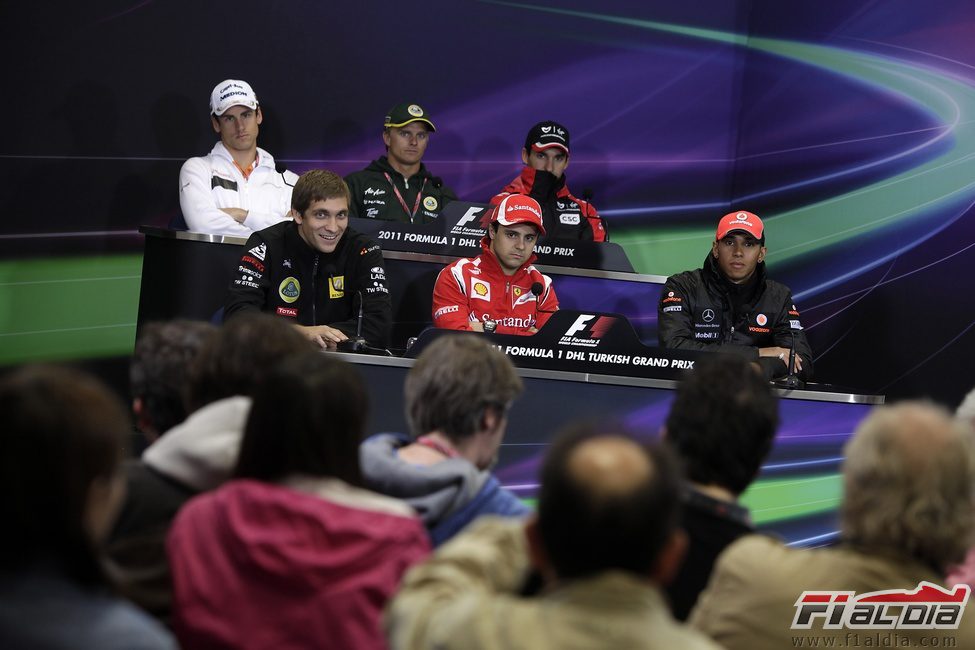 Los pilotos durante la rueda de prensa del jueves en Turquía 2011