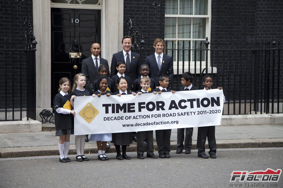 Hamilton, Button, David Cameron y los niños con la seguridad vial