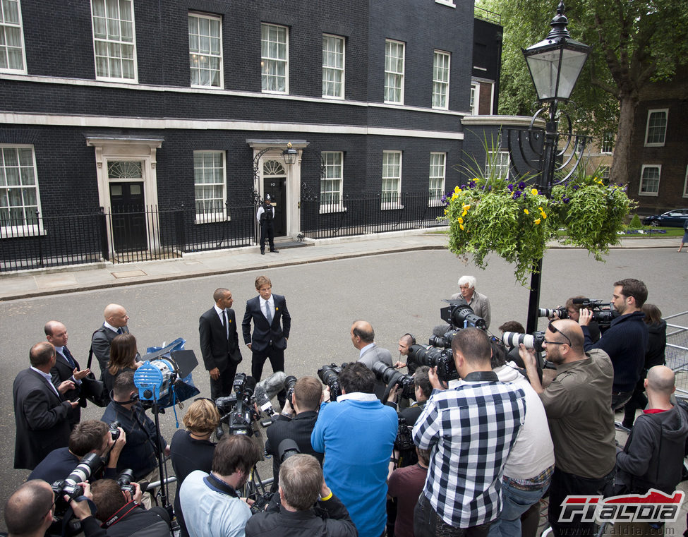 Hamilton y Button hablan con la prensa en Londres