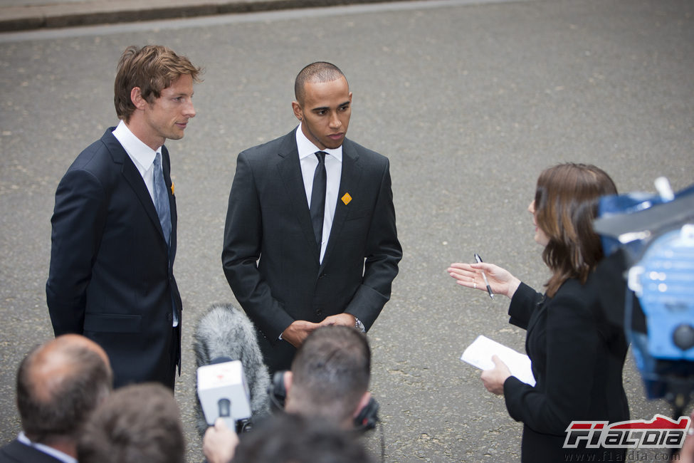 Button y Hamilton en un acto oficial en Londres