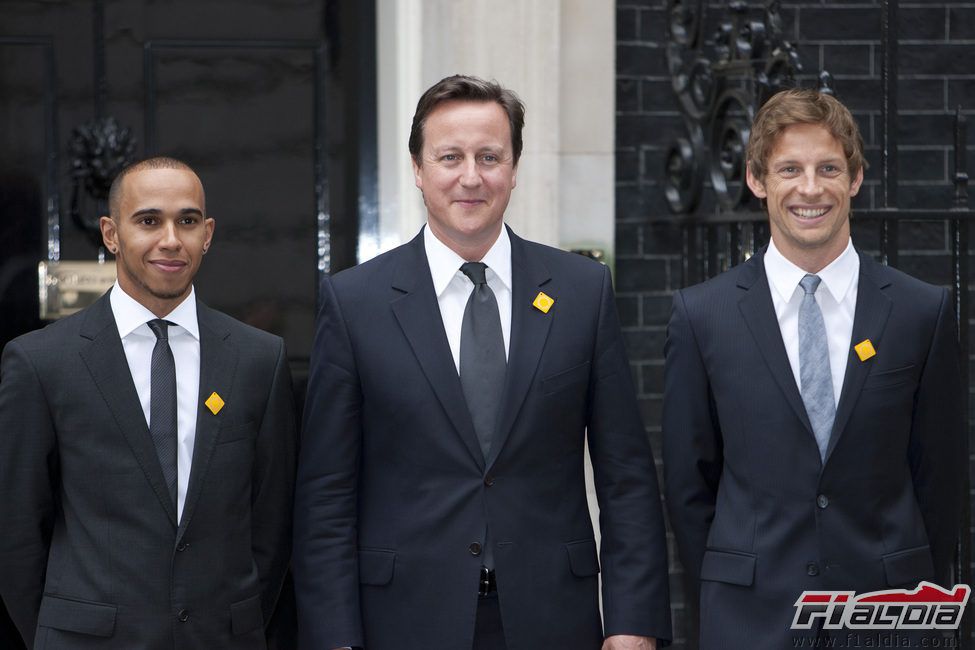 Lewis Hamilton y Jenson Button junto al Primer Ministro británico