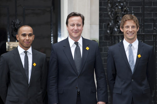 Lewis Hamilton y Jenson Button junto al Primer Ministro británico