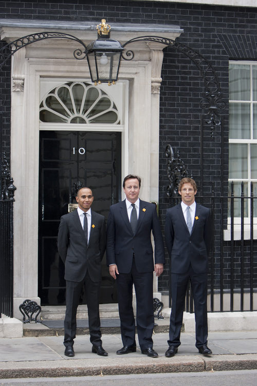 Button, Hamilton y Cameron frente al número 10 de Downing Street