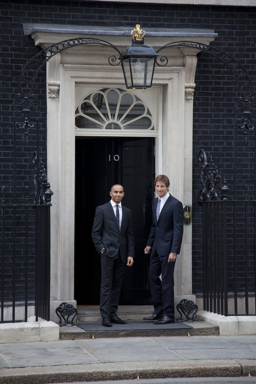 Lewis Hamilton y Jenson Button frente al Nº10 del Downing Street