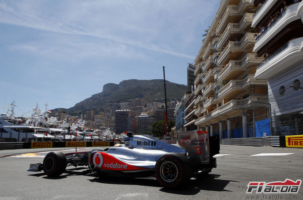 Hamilton en la frenada de la chicane tras el túnel de Montecarlo