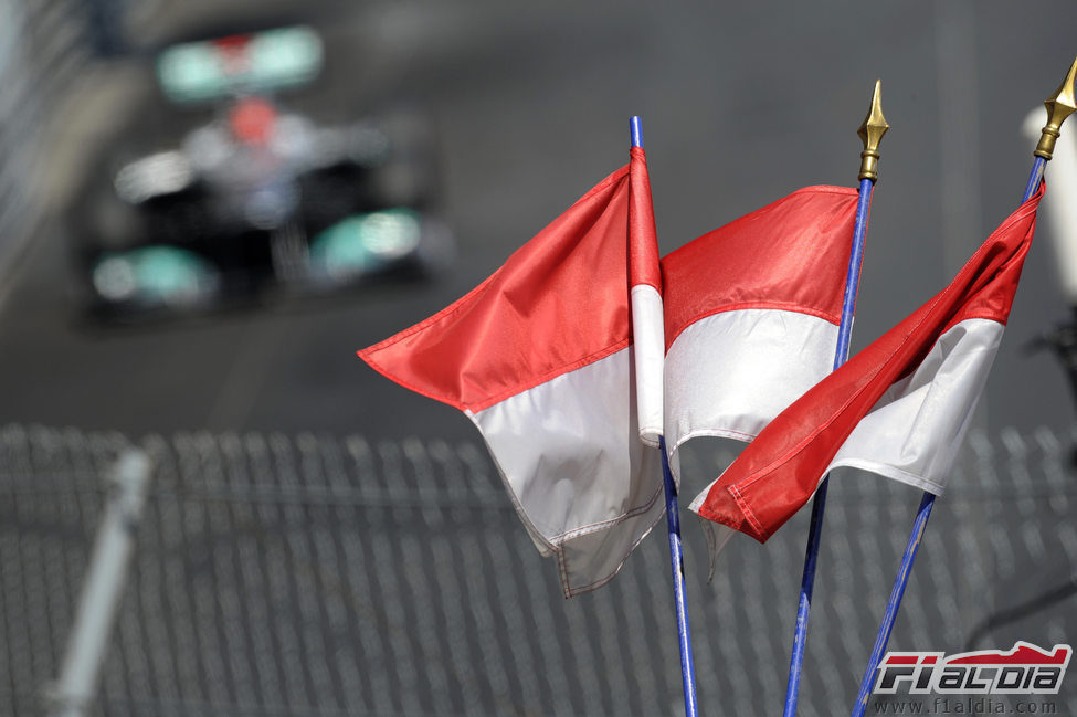 Banderas de Mónaco al paso de Schumacher por las calles de Montecarlo