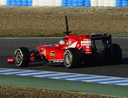 Fernando Alonso lidera en agua y el motor Mercedes se muestra en plena forma