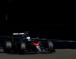 Quince posiciones más de sanción para Alonso y Button por cambios en la unidad de potencia