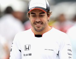 Alonso responde a sus seguidores: "Aún no me han dicho de qué color va a ser el McLaren"