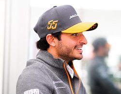 Sainz confirma el cambio de concepto en el MCL35 y pide cautela: "No hemos hecho un Mercedes"