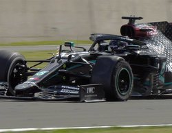 Lewis Hamilton cruza la bandera a cuadros con una rueda pinchada y se alza con la victoria in extremis