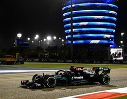 Lewis Hamilton se lleva la primera victoria tras una gran batalla con Max Verstappen