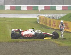 Alonso y Russell lideran un viernes en Suzuka pasado por mucha agua