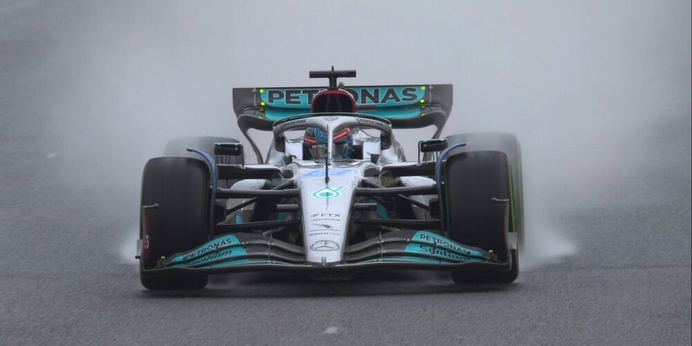 Alonso y Russell lideran un viernes en Suzuka pasado por mucha agua