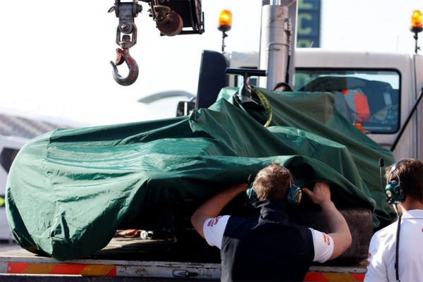 Un accidente puso fin a los test de Team Lotus en Barcelona