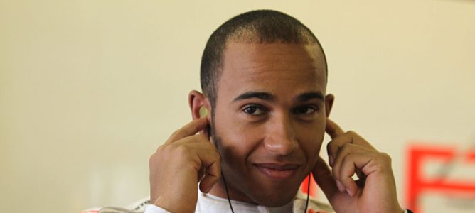 Lewis Hamilton en el box de McLaren