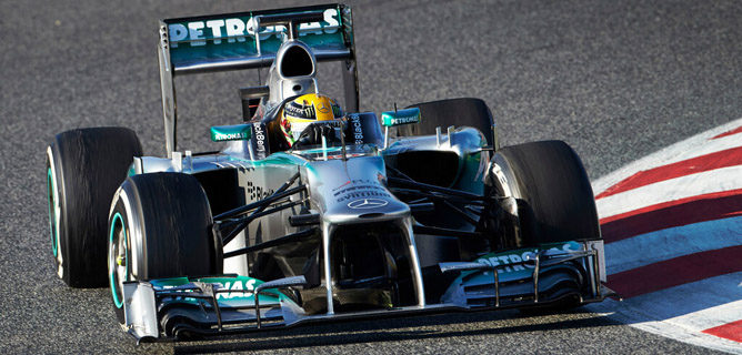 Sergio Pérez termina al frente en el segundo día de test en Barcelona