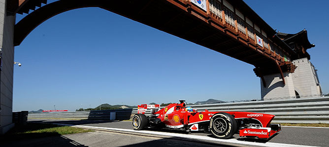 Fernando Alonso en la entrada a boxes del circuito de Corea