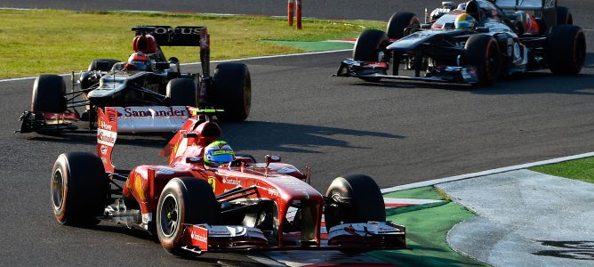 Felipe Massa rueda por delante de Kimi Räikkönen en Japón