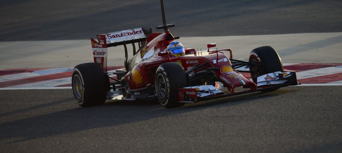 Fernando Alonso y su F14-T, al frente en la segunda mañana de test en Baréin