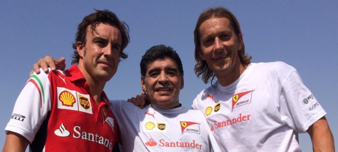 Alonso completa su entrenamiento en Dubai jugando a fútbol con Maradona y Salgado