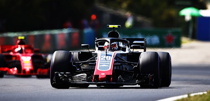 Magnussen rueda por delante de Räikkönen durante el GP