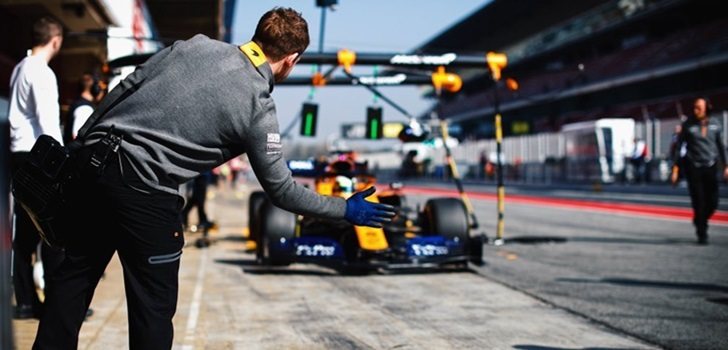 Norris entra a boxes en Montmeló