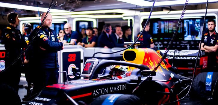 Verstappen, en el pit de China