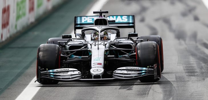 Hamilton, en el pit lane de Interlagos