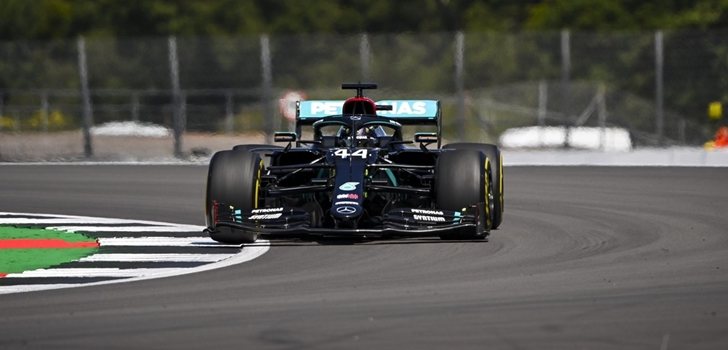 Hamilton rueda en Silverstone