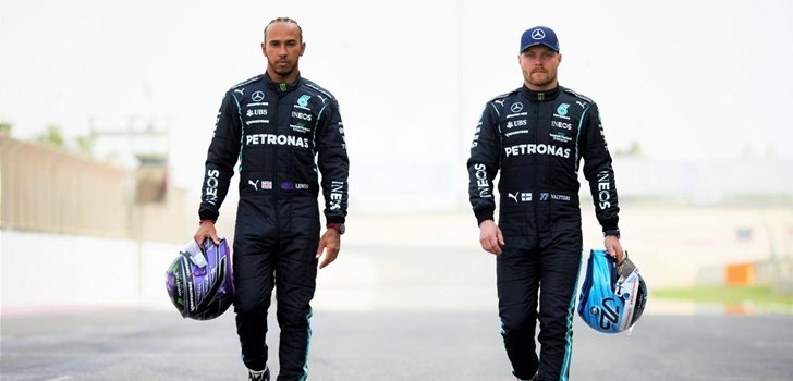 Hamilton y Bottas, en una foto promocional de Mercedes