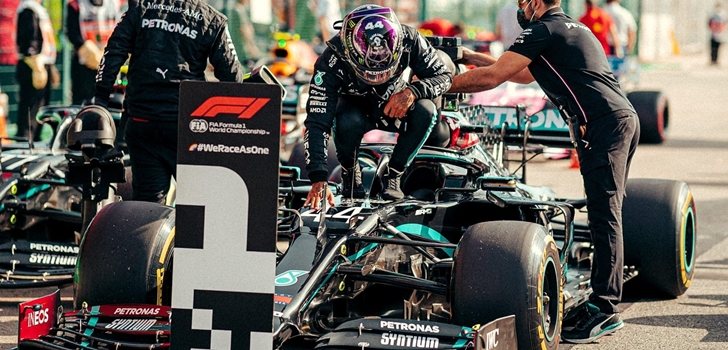 Hamilton celebra su triunfo en Baréin