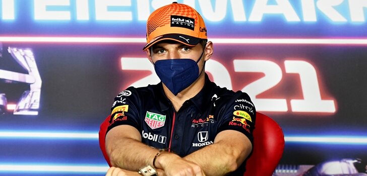 Verstappen bromea ante la prensa