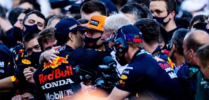 Pérez y Verstappen se abrazan con el equipo