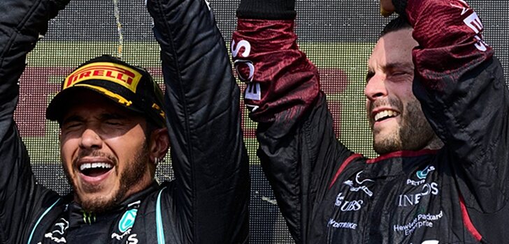 Hamilton celebra su triunfo en Silverstone