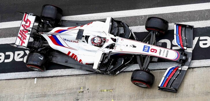 Mazepin, en los boxes de Sochi