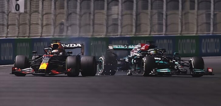 Verstappen y Hamilton se tocan en Jeddah