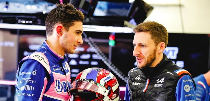 Esteban Ocon, junto a uno de sus ingenieros