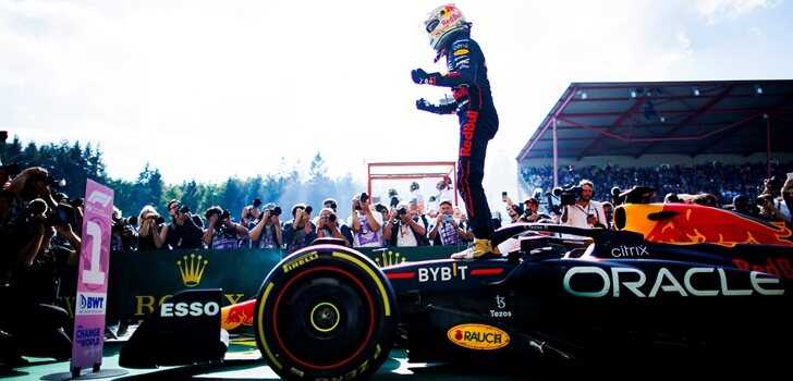 Verstappen celebra su triunfo en Spa