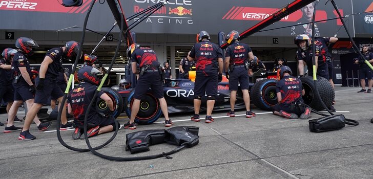 Los mecánicos de Red Bull trabajan en el RB18