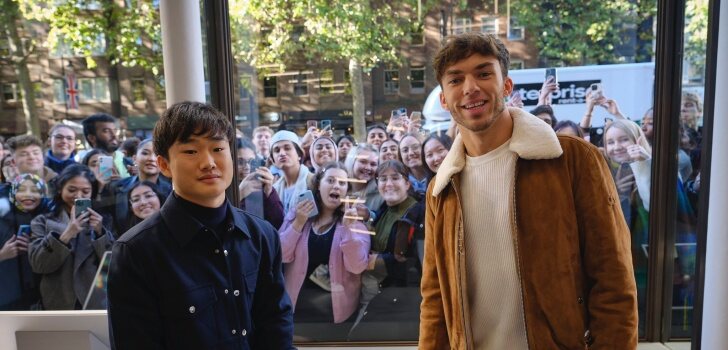 Gasly y Tsunoda, en un acto promocional de Alpha Tauri