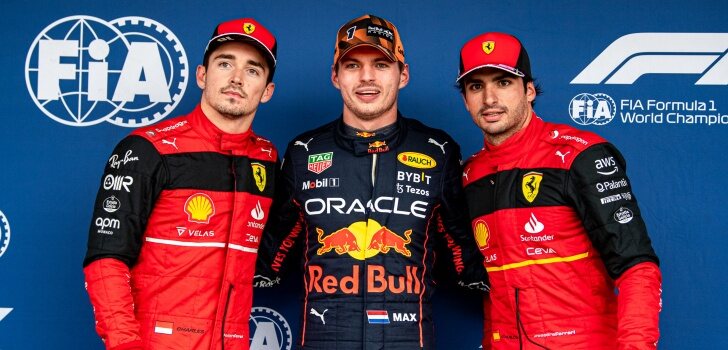 Leclerc y Sainz, junto a Verstappen