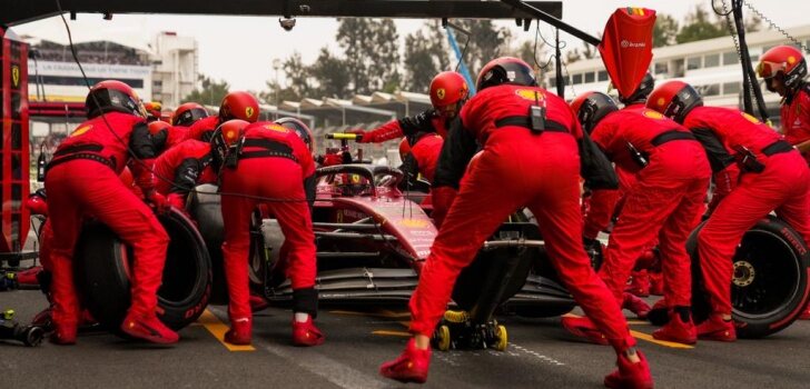 Sainz, en el box de ferrari