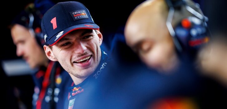 Verstappen, junto a sus ingenieros